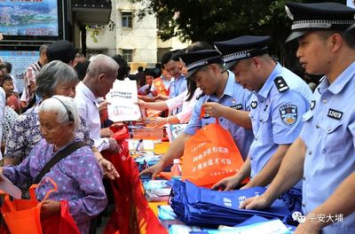 洲瑞鎮(zhèn)最大工廠門口聚集民警引發(fā)關(guān)注，工人圍觀健身休閑活動(dòng)